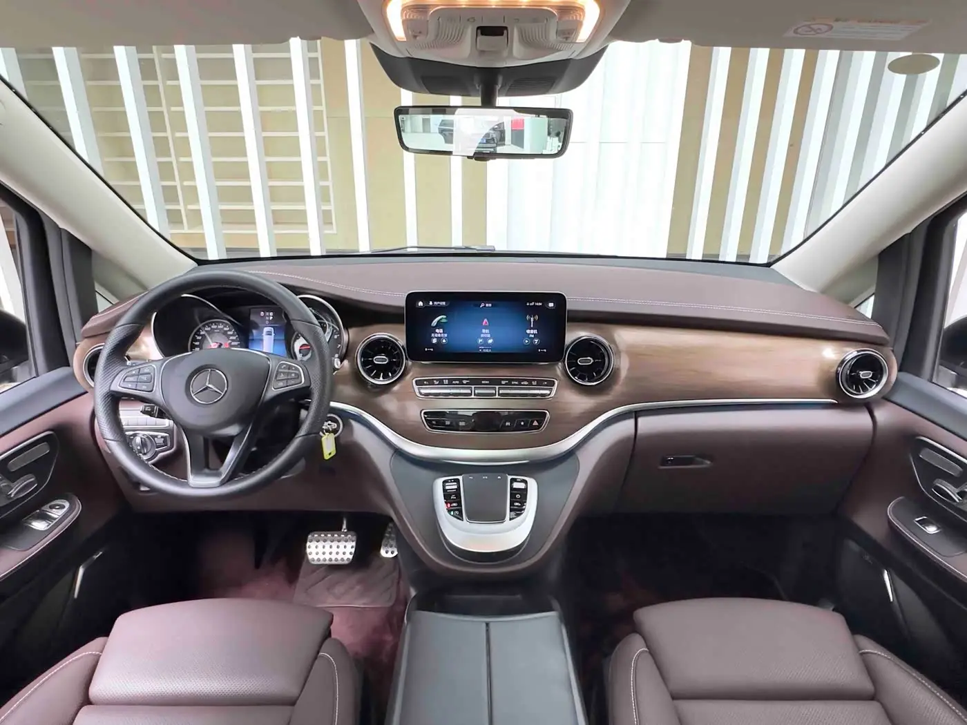 Mercedes-Benz V-Class 2024 — Photo 16/20