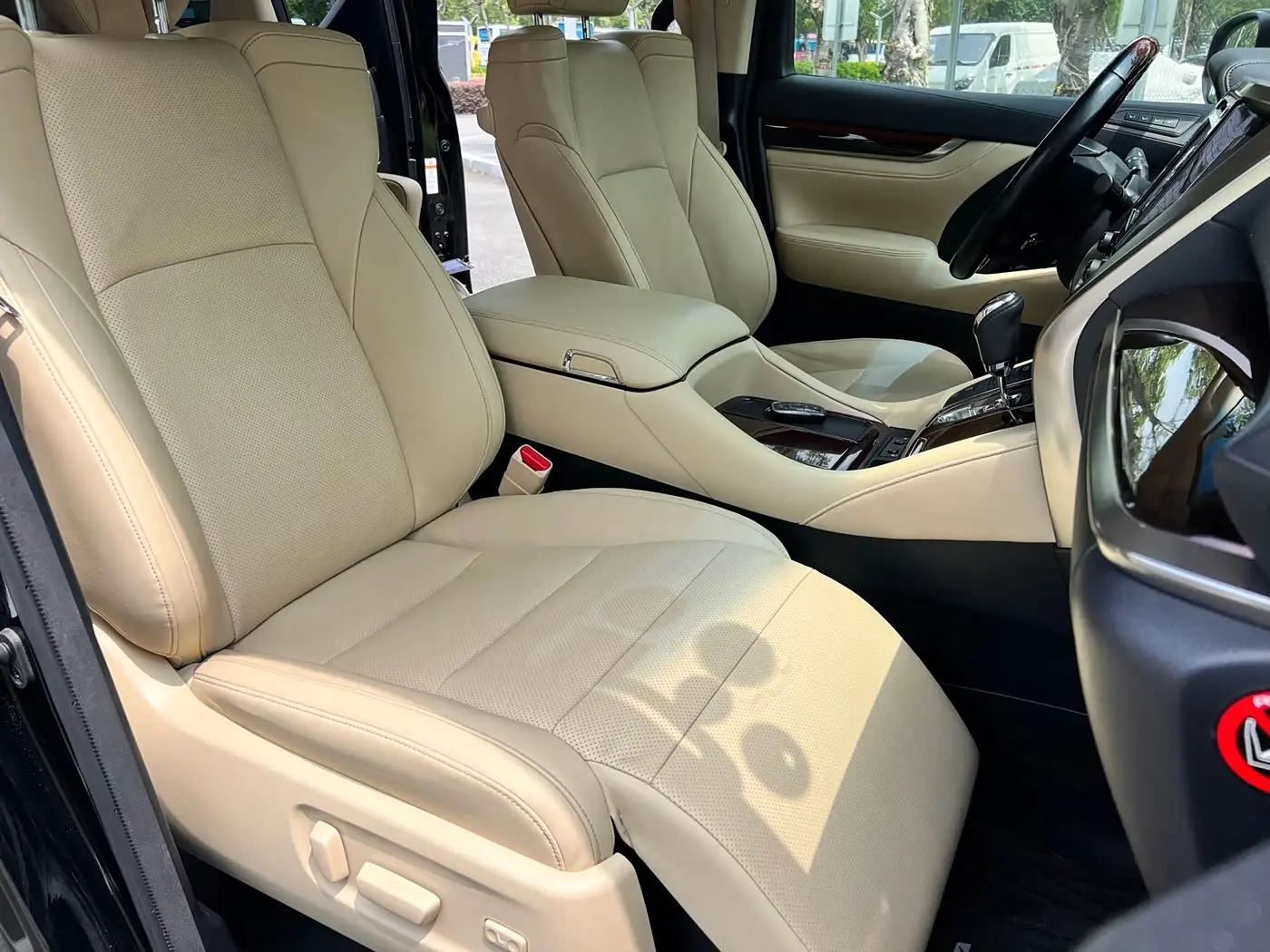Toyota Alphard 2017 — Photo 15/18