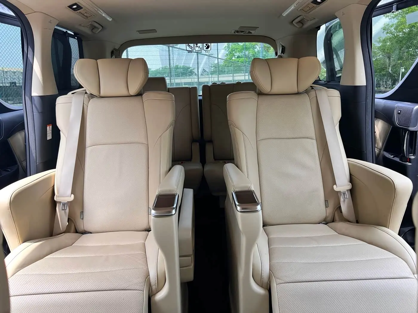 Toyota Alphard 2017 — Photo 12/18