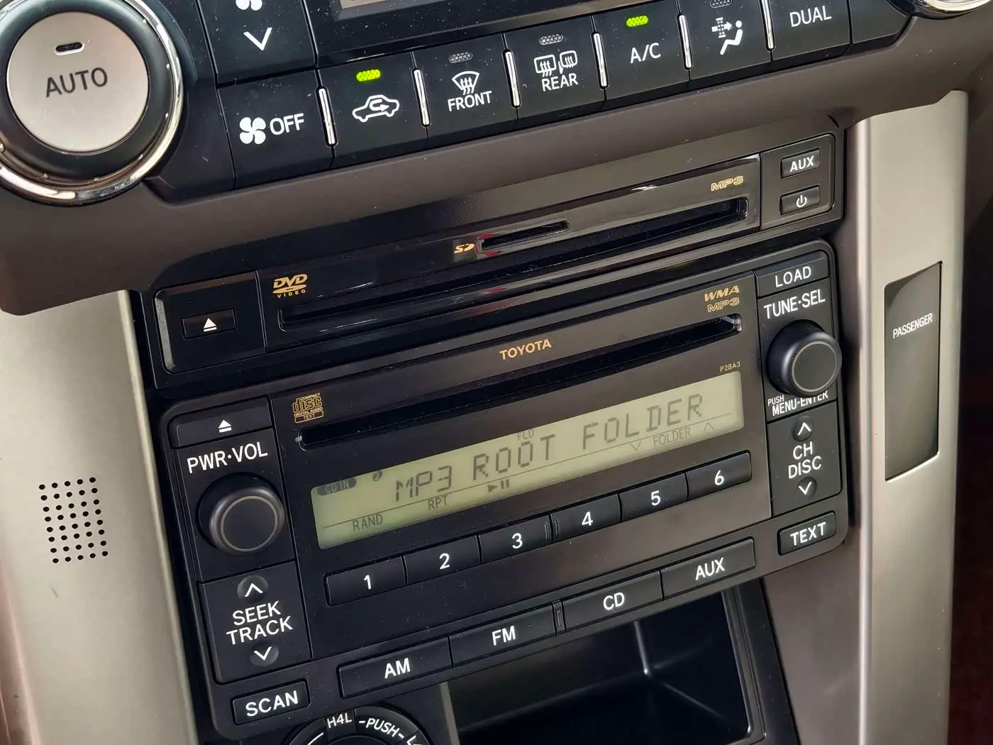 Toyota Prado 2011 — Photo 12/13