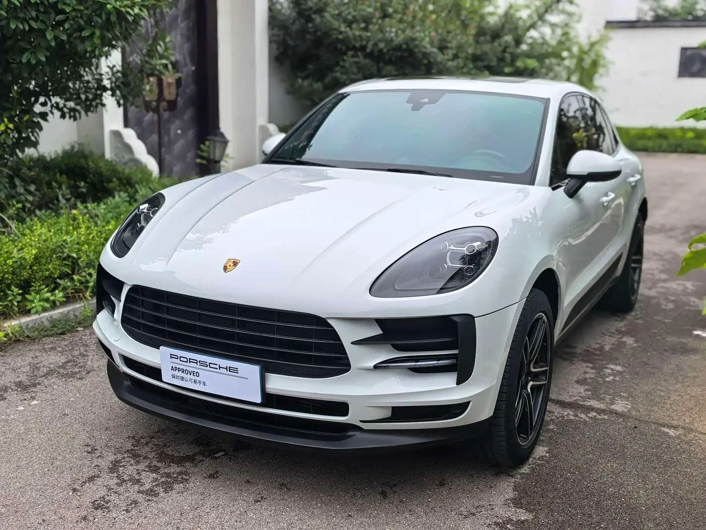 Porsche Macan 2022 — ფოტო 1/15