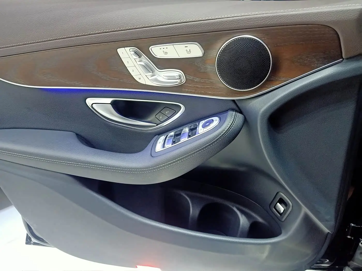 Mercedes-Benz GLC 2020 — Photo 16/20