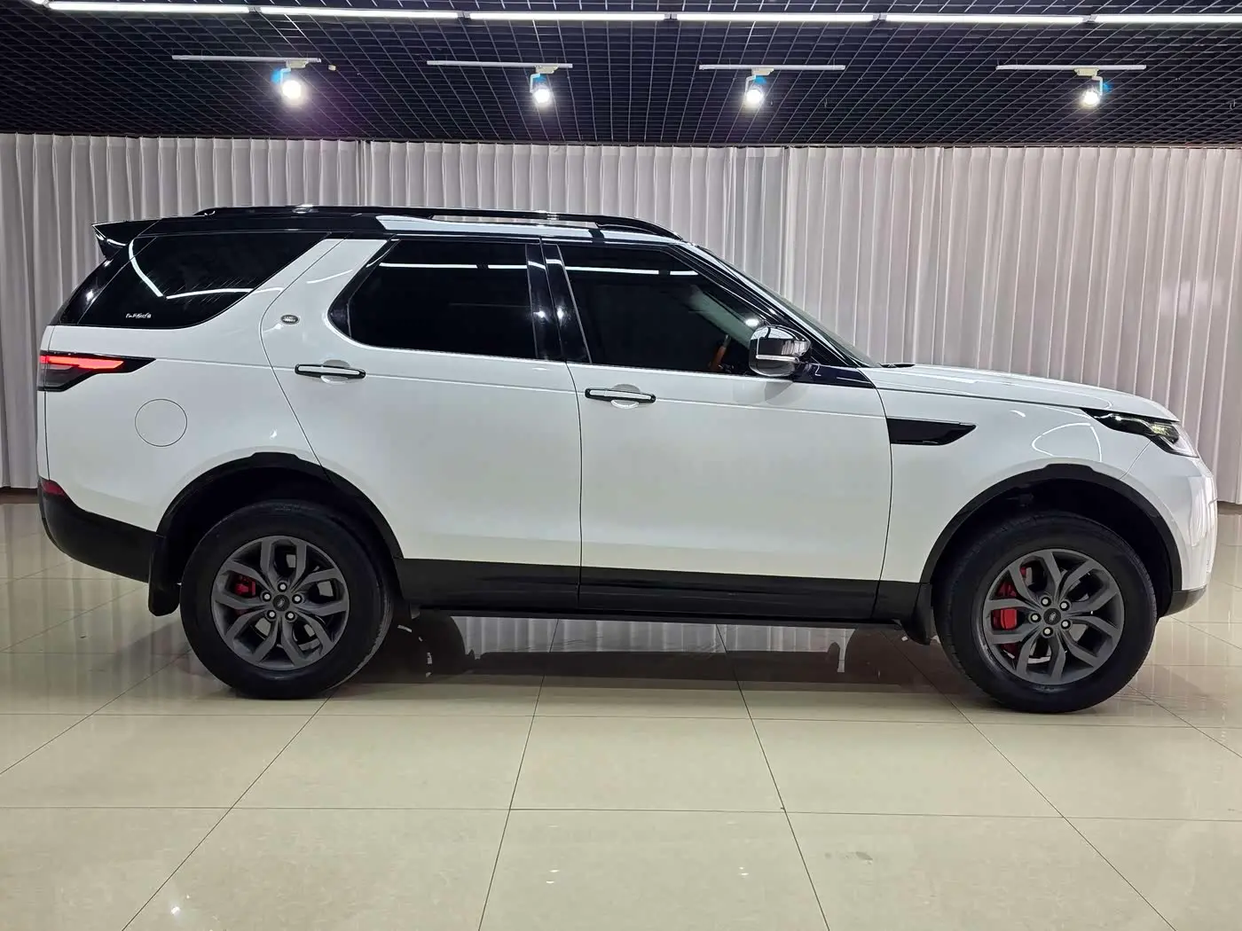 Land Rover Discovery 2018 — Фото 4/12