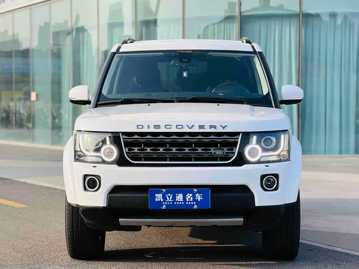 Land Rover Discovery 2016 — Photo 2/13