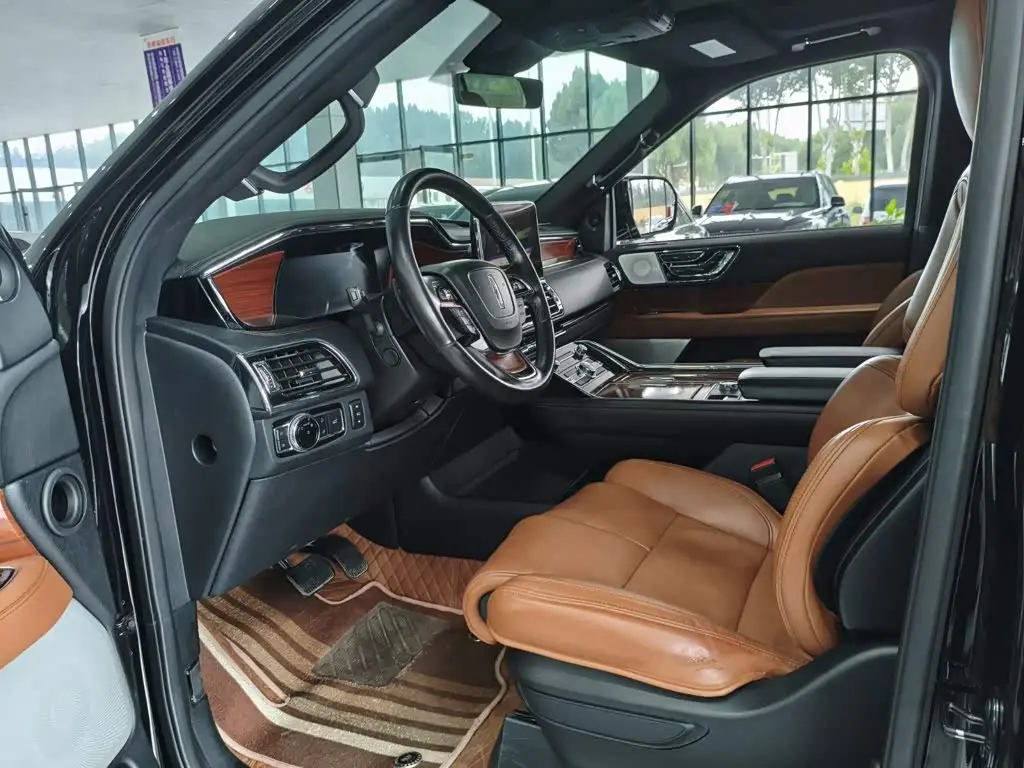 Lincoln Navigator 2022 — Photo 9/17