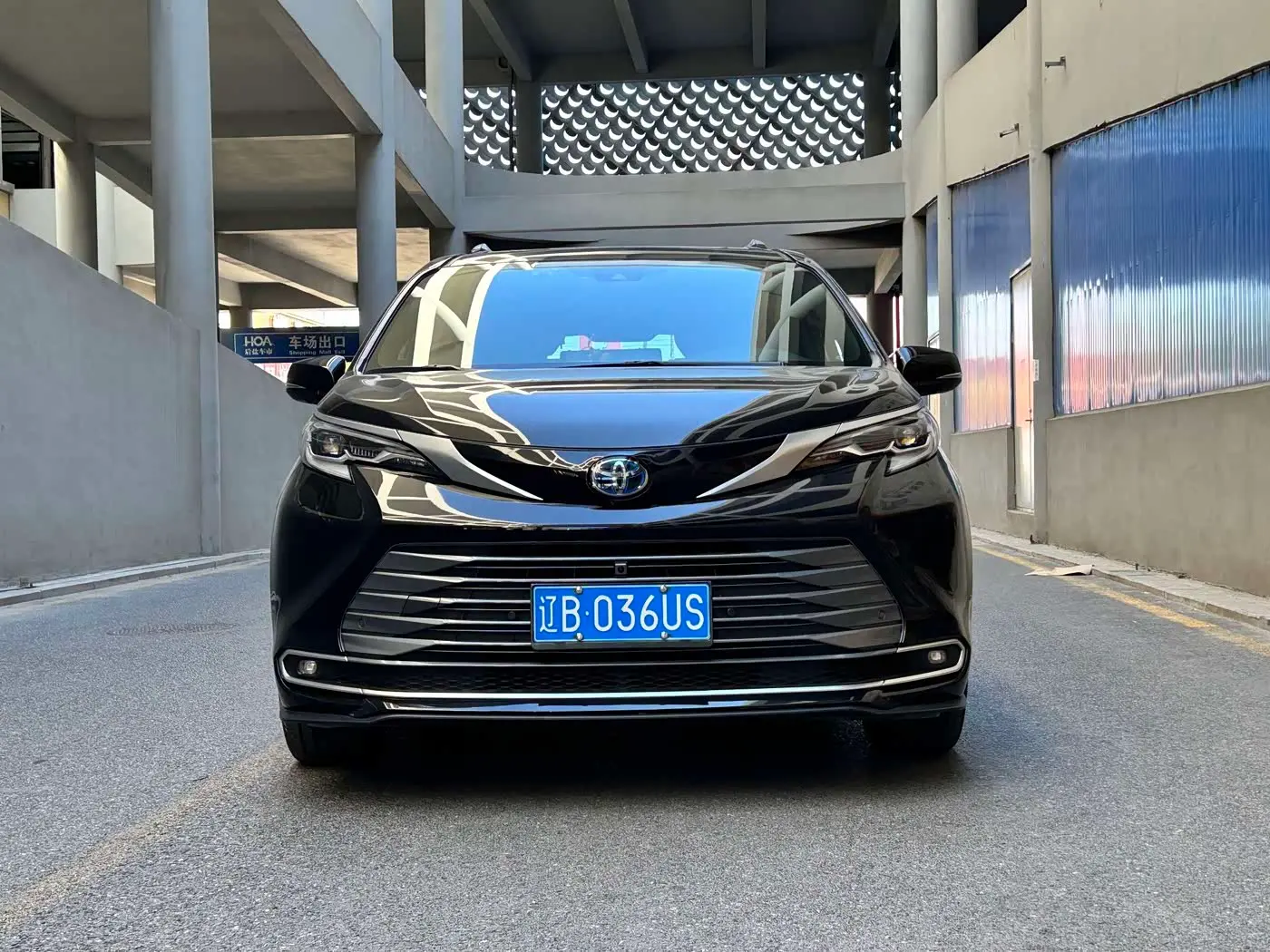 Toyota Sienna 2023 — Photo 1/8