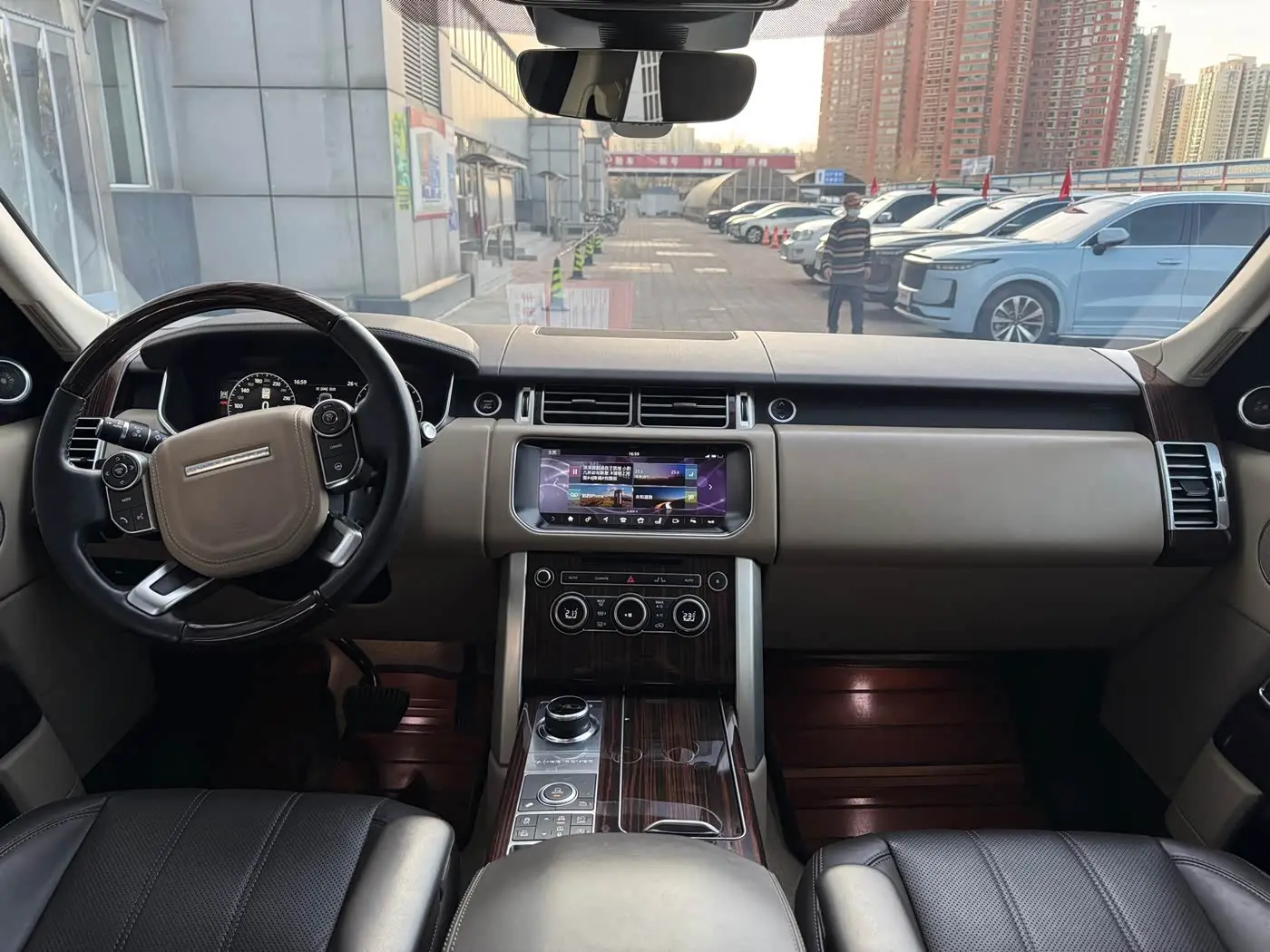 Land Rover Range Rover 2018 — Şəkil 17/18