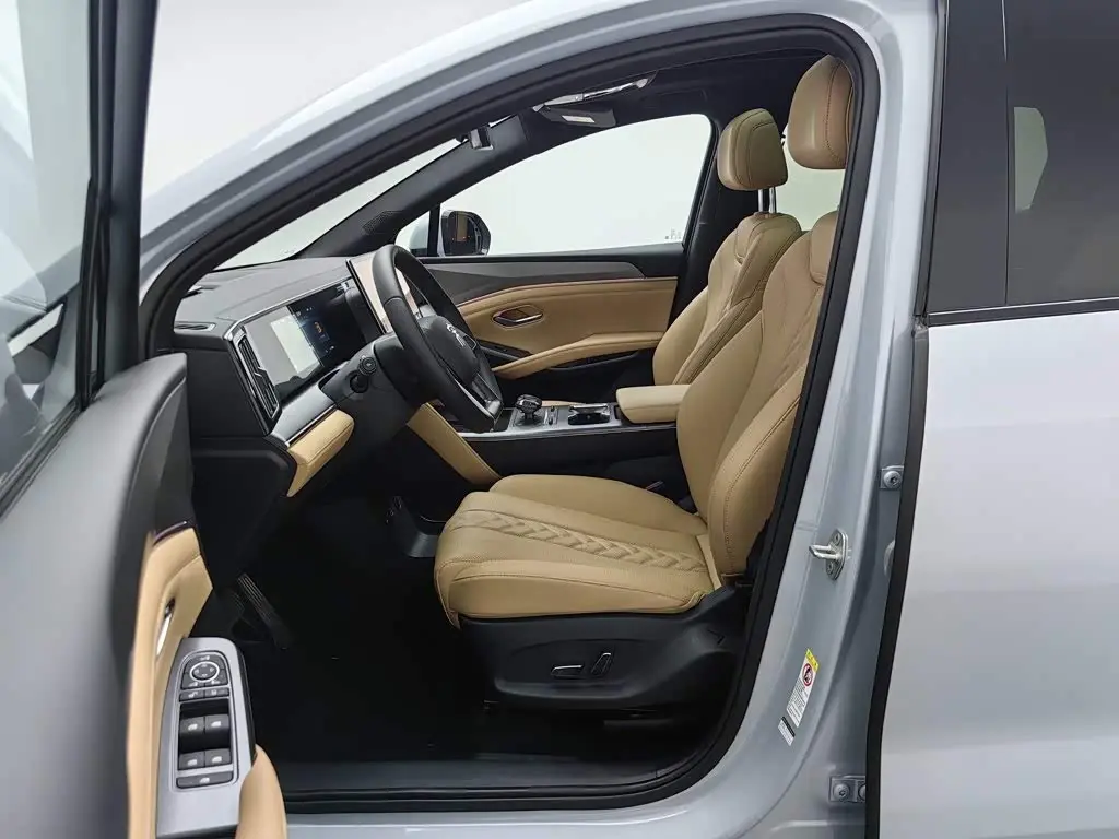 BYD Song L DM-i 2025 — Photo 10/20