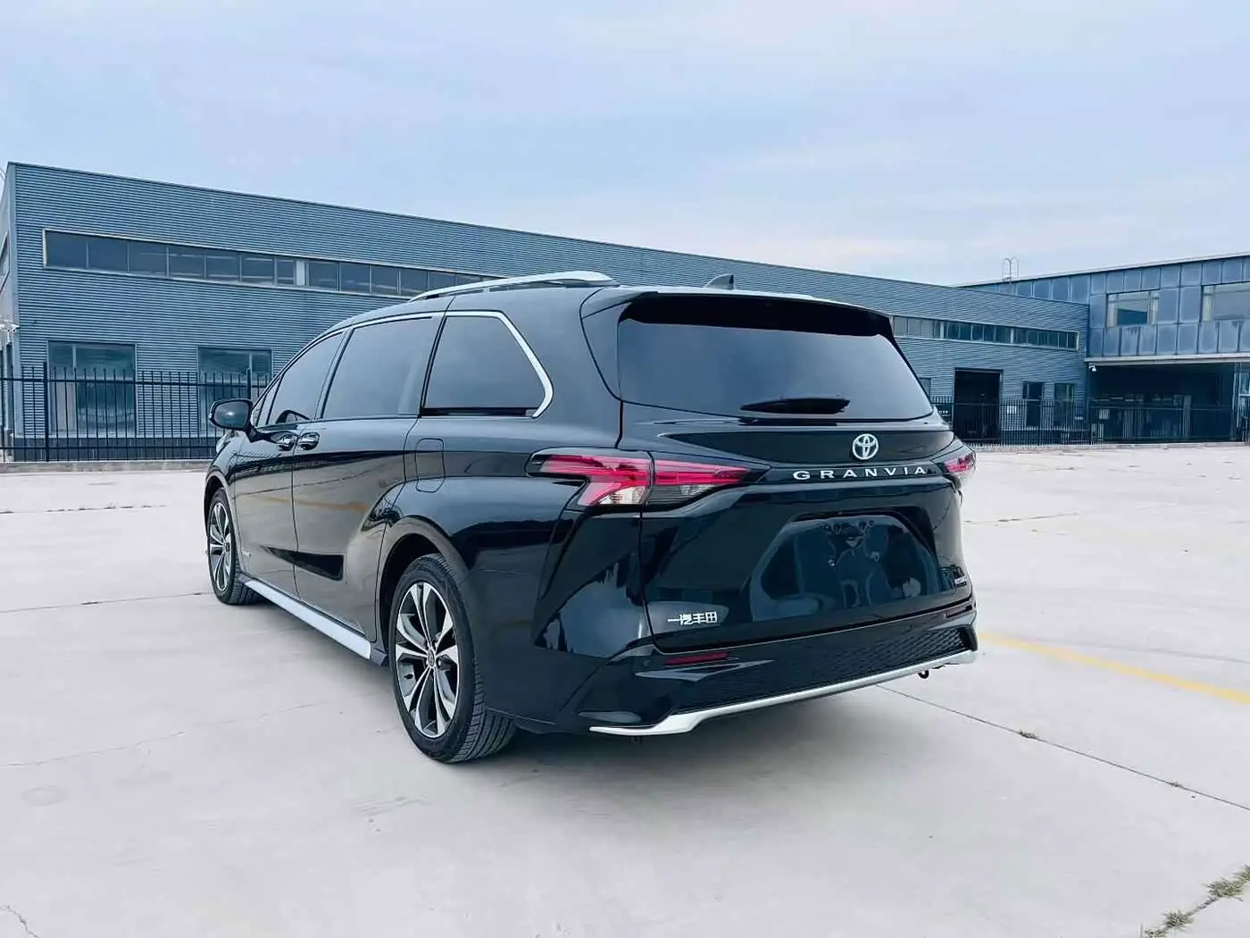 Toyota Granvia 2023 — Photo 6/10