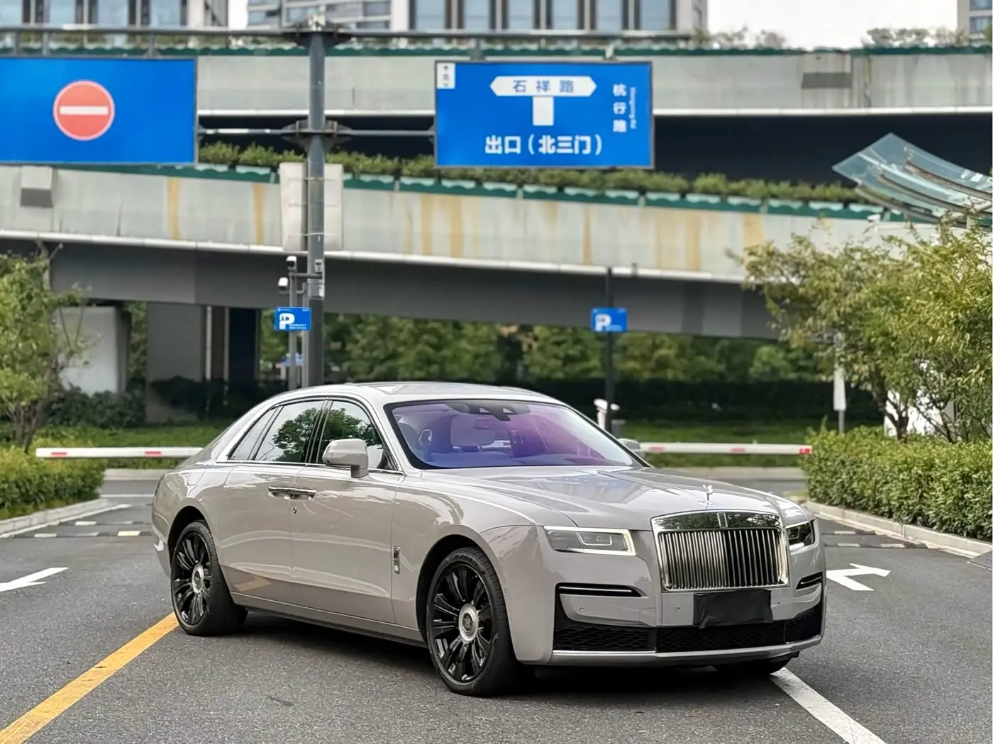 Rolls-Royce Ghost 2022 — Фото 2/9