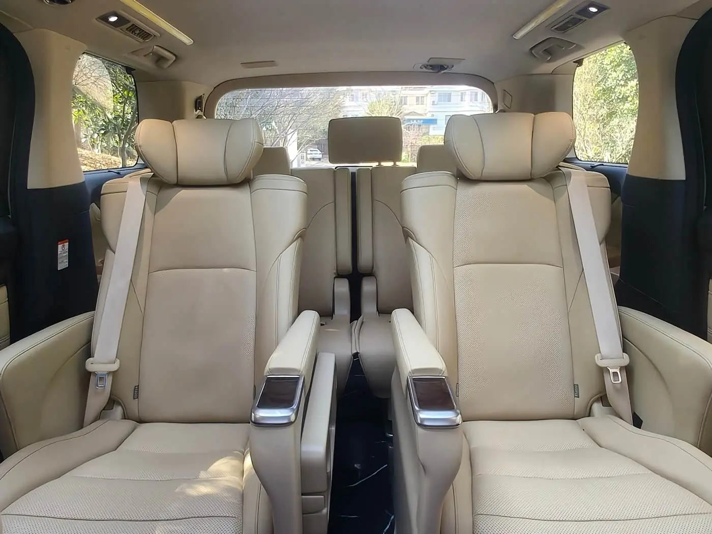 Toyota Alphard 2022 — Photo 13/20