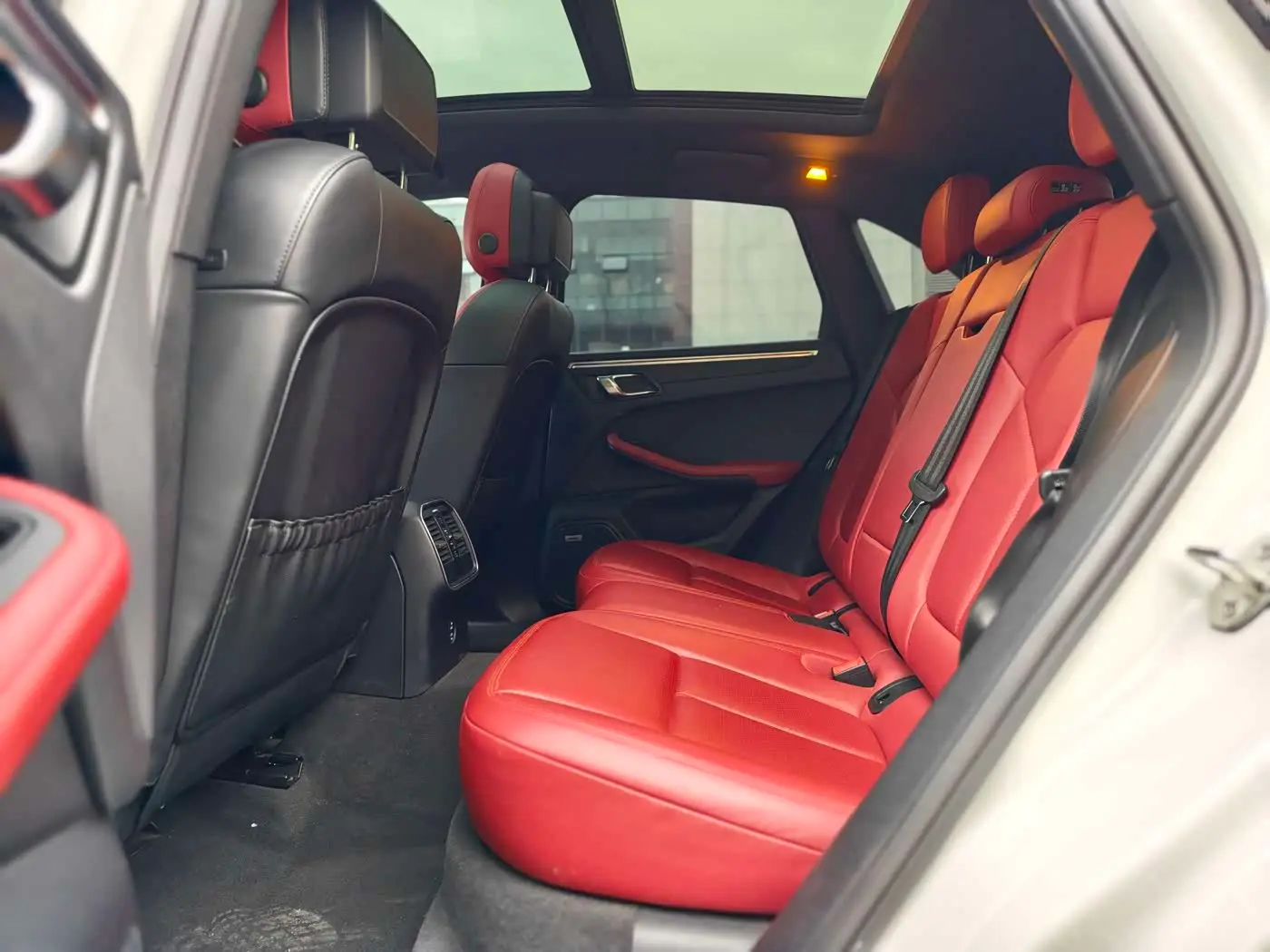 Porsche Macan 2021 — Photo 15/16