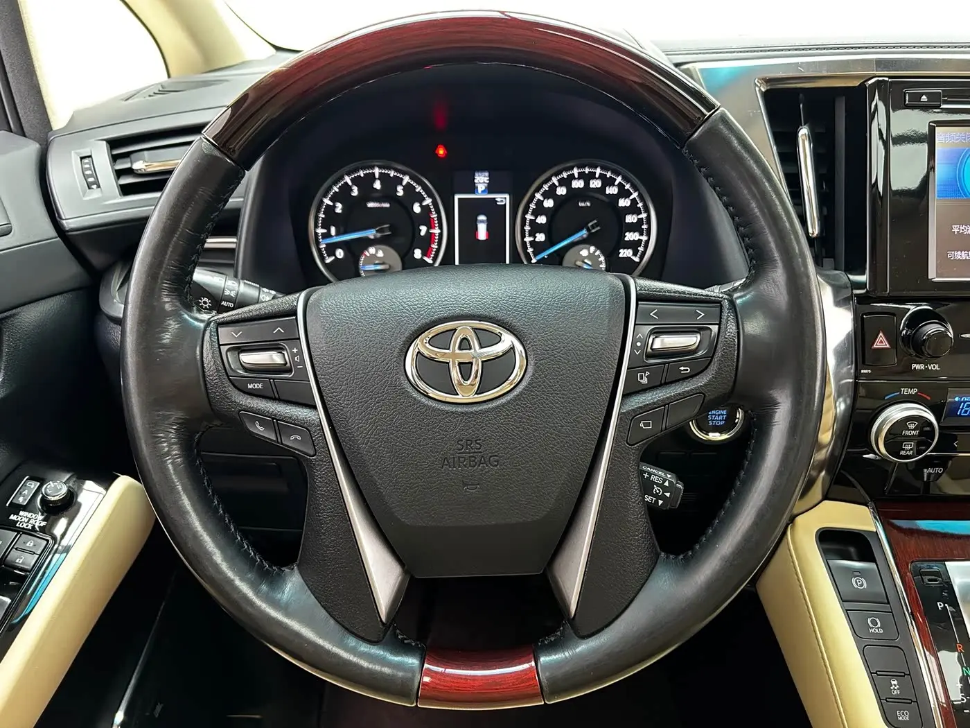 Toyota Alphard 2018 — Photo 16/20