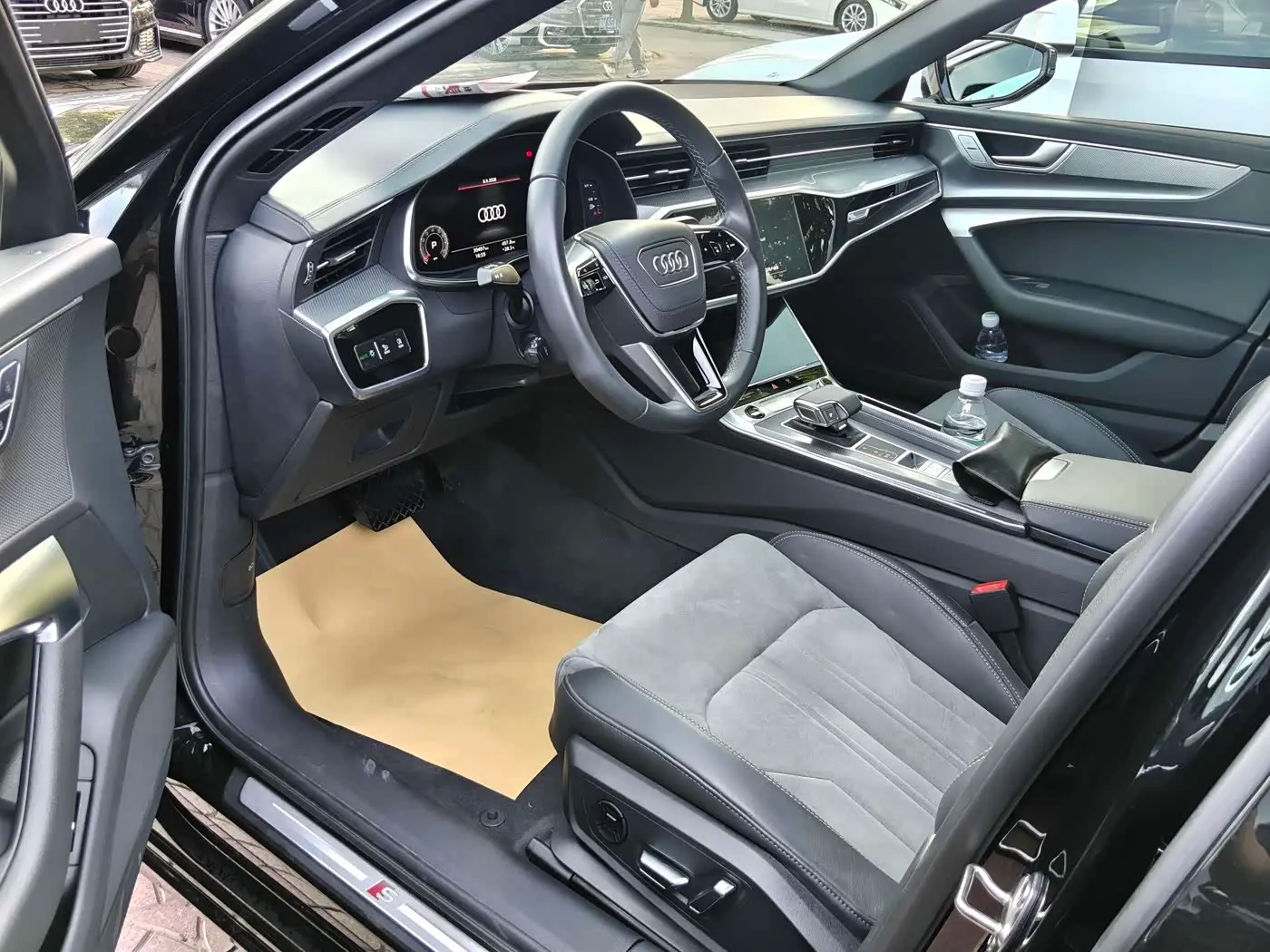 Audi A6L 2025 — Photo 2/13