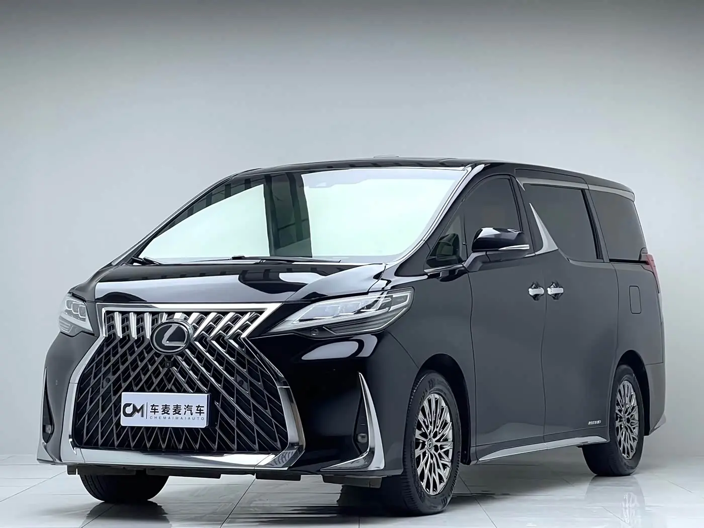 Lexus LM 2020 — Photo 1/13