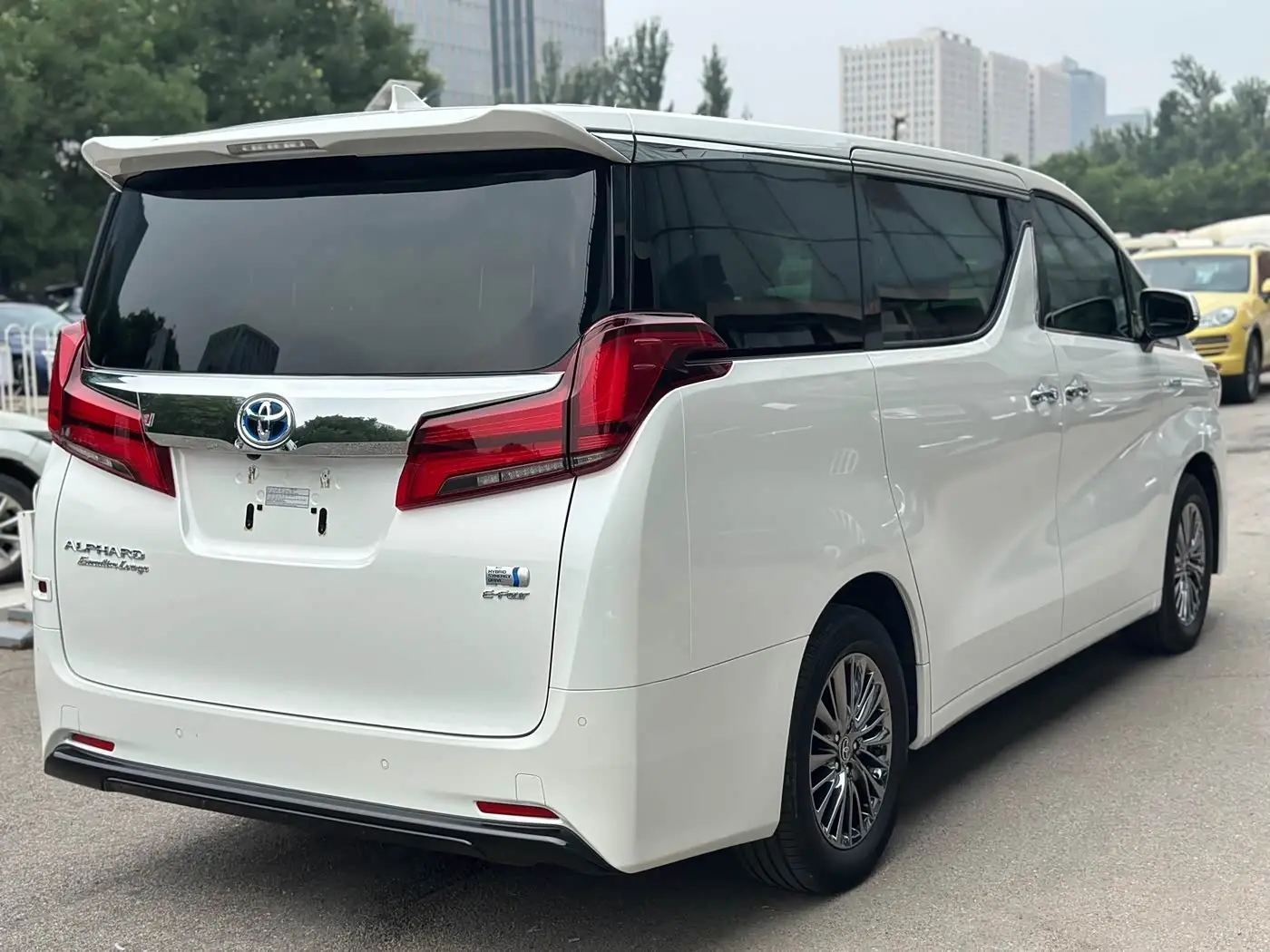 Toyota Alphard 2023 — Фото 6/20
