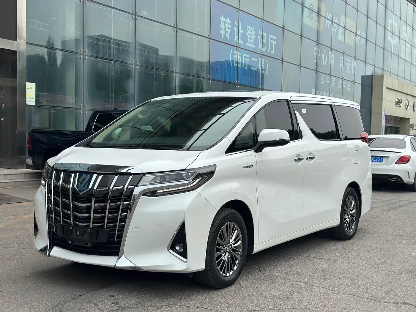 Toyota Alphard 2023 — Фото 1/20