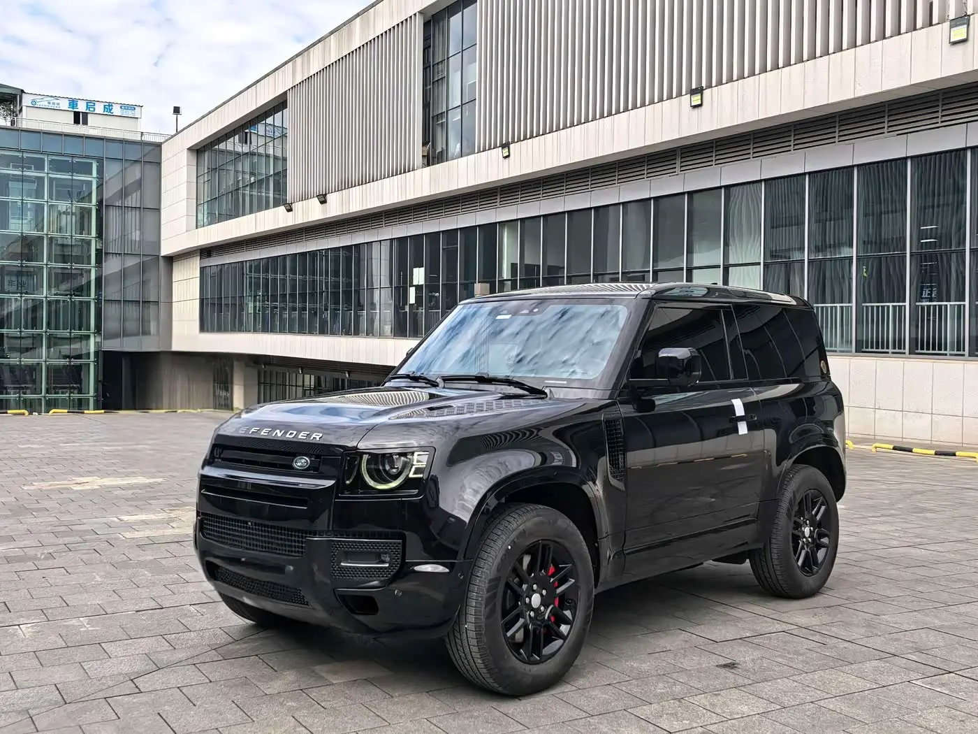 Land Rover Defender 2025 — Фото 1/20