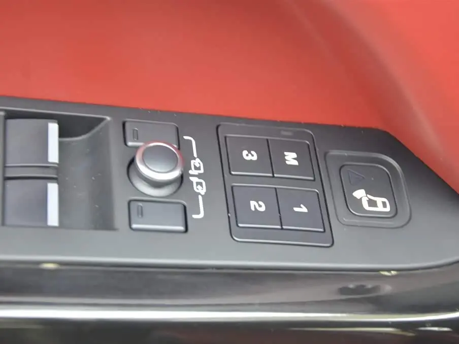 Land Rover Defender 2022 — Photo 11/16