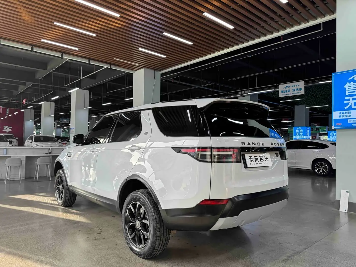 Land Rover Discovery 2018 — Photo 14/18