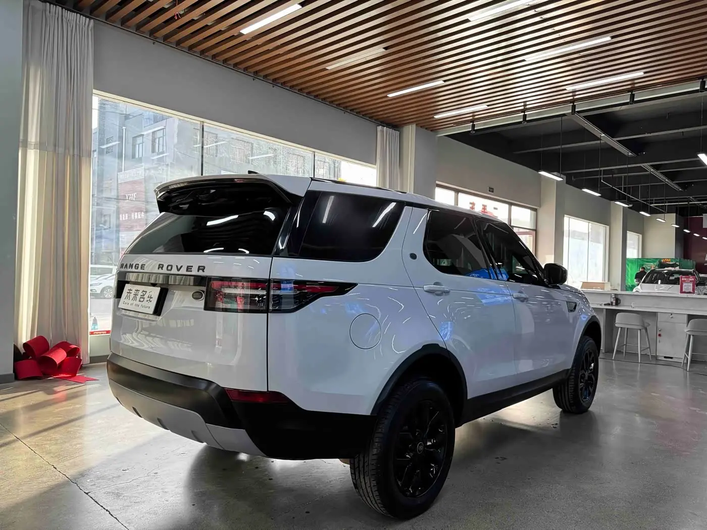 Land Rover Discovery 2018 — Photo 16/18