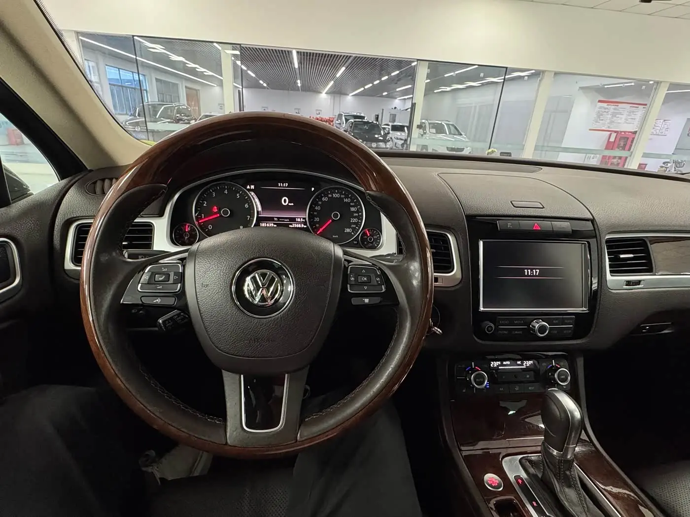 Volkswagen Touareg 2015 — Şəkil 14/15