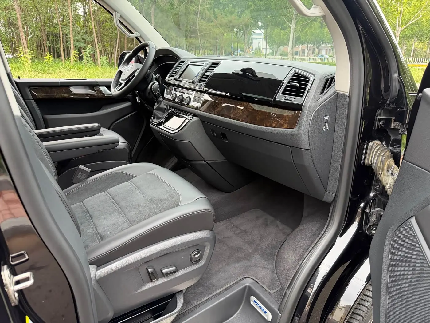 Volkswagen Multivan 2017 — Photo 13/20