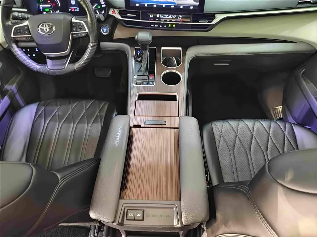 Toyota Sienna 2023 — Photo 8/17