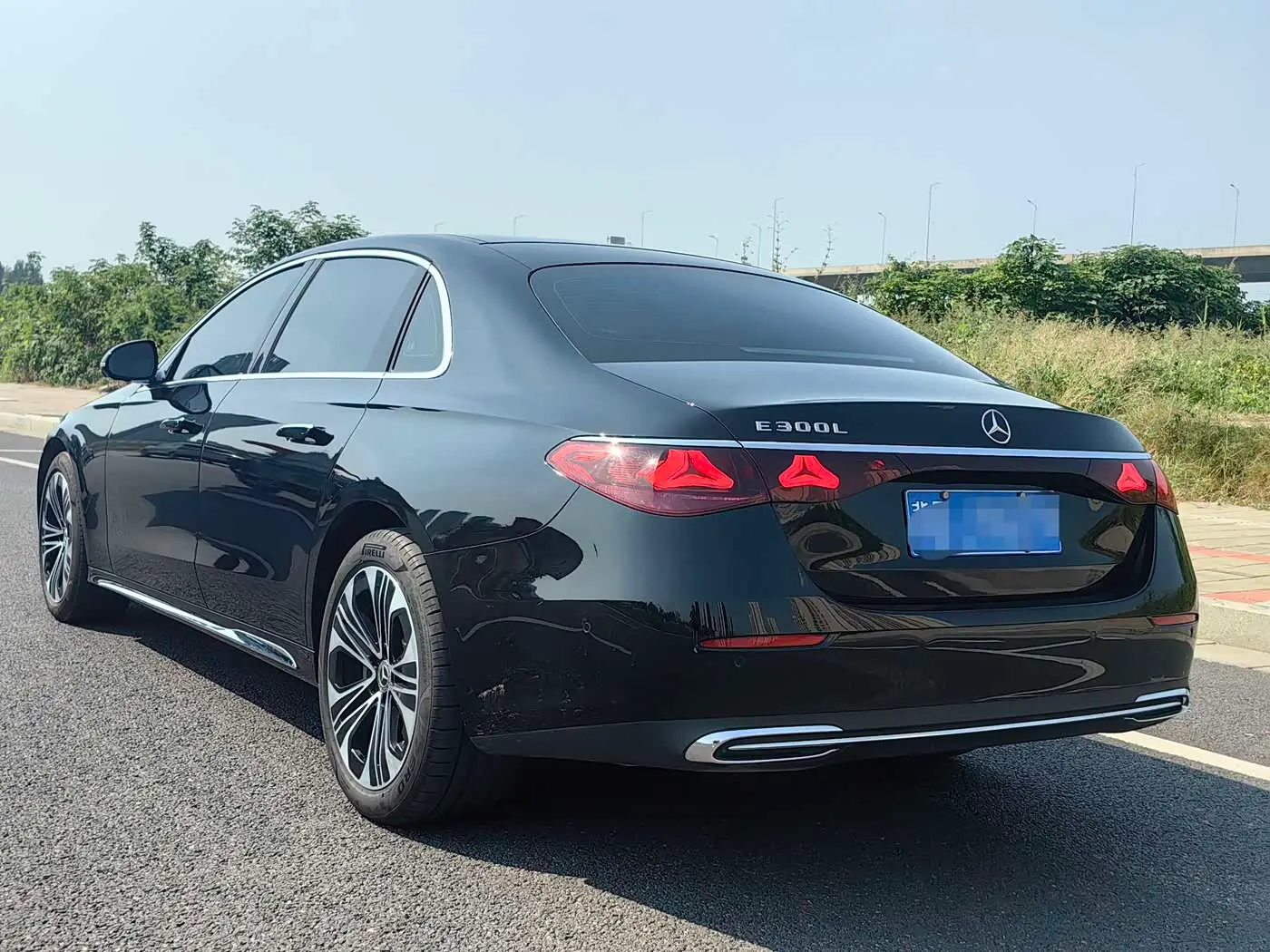 Mercedes-Benz E-Class 2025 — Photo 6/12
