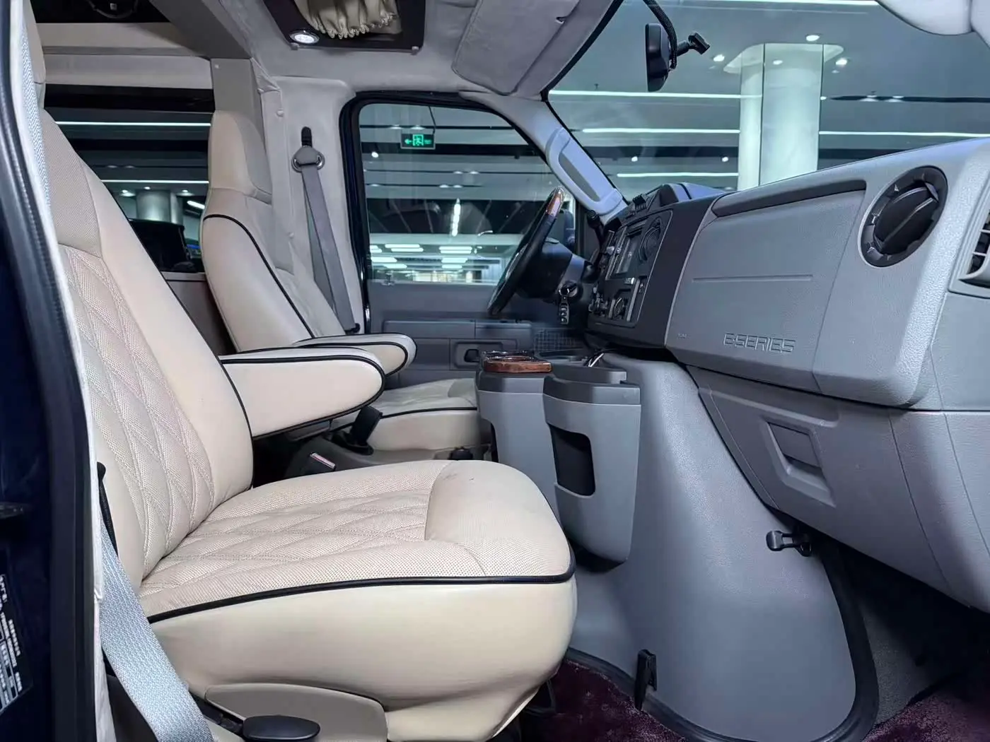 Ford E350 2015 — Şəkil 9/16