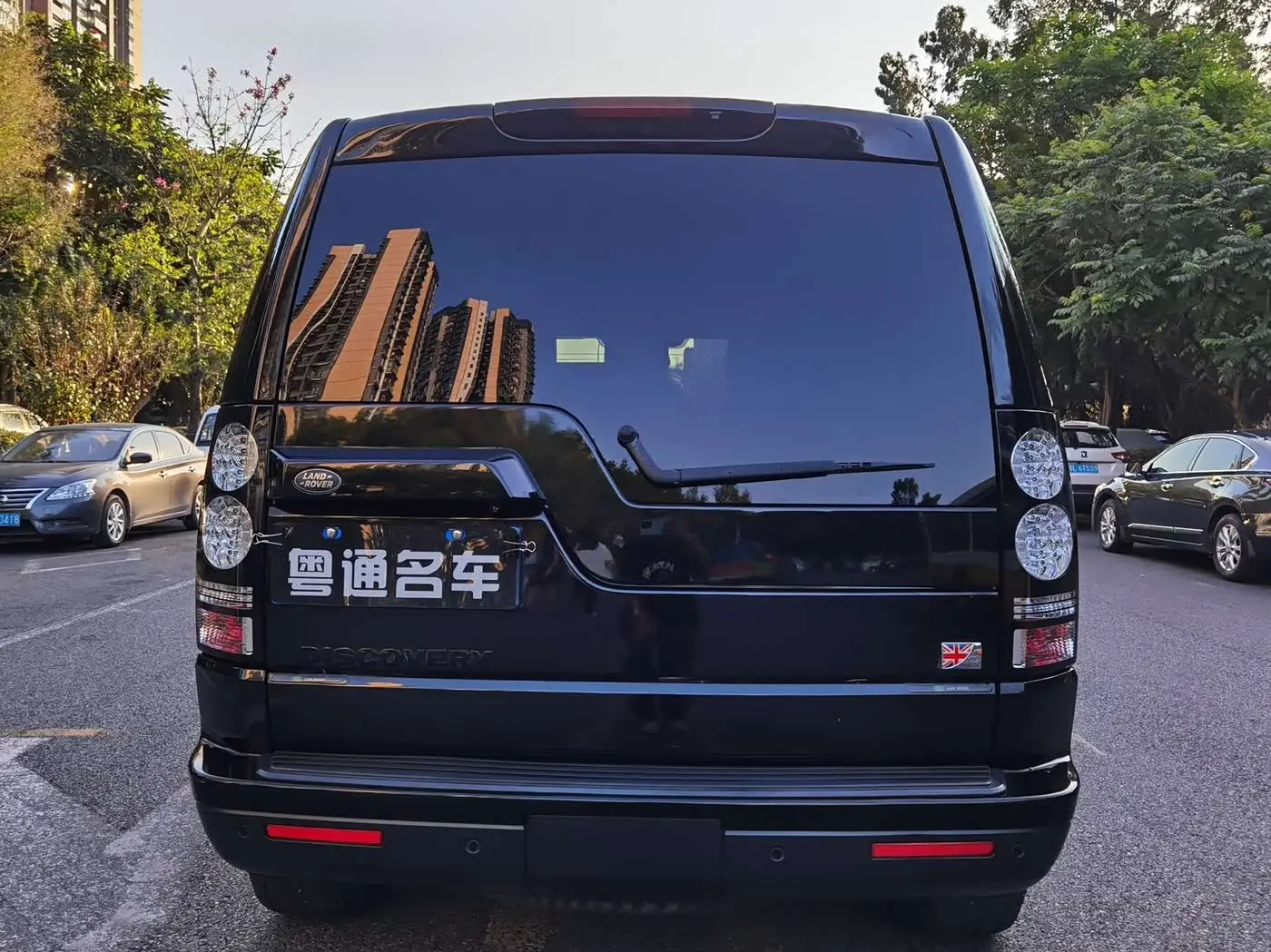Land Rover Discovery 2016 — Photo 5/17