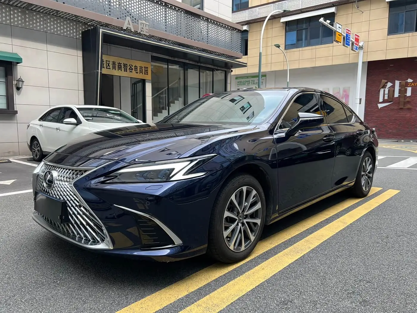 Lexus ES 2025 — Фото 1/9