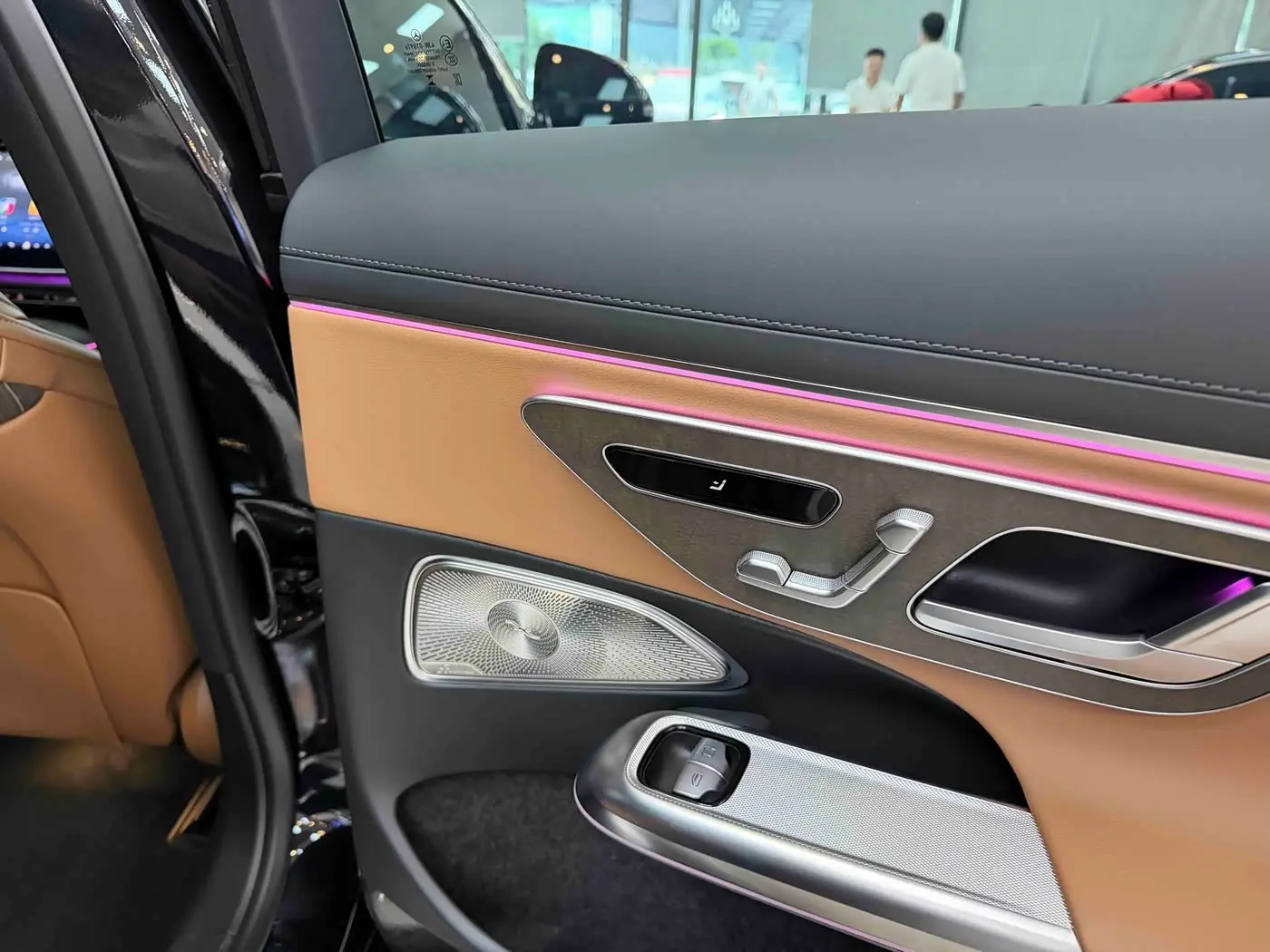 Mercedes-Benz E-Class 2025 — Photo 12/20