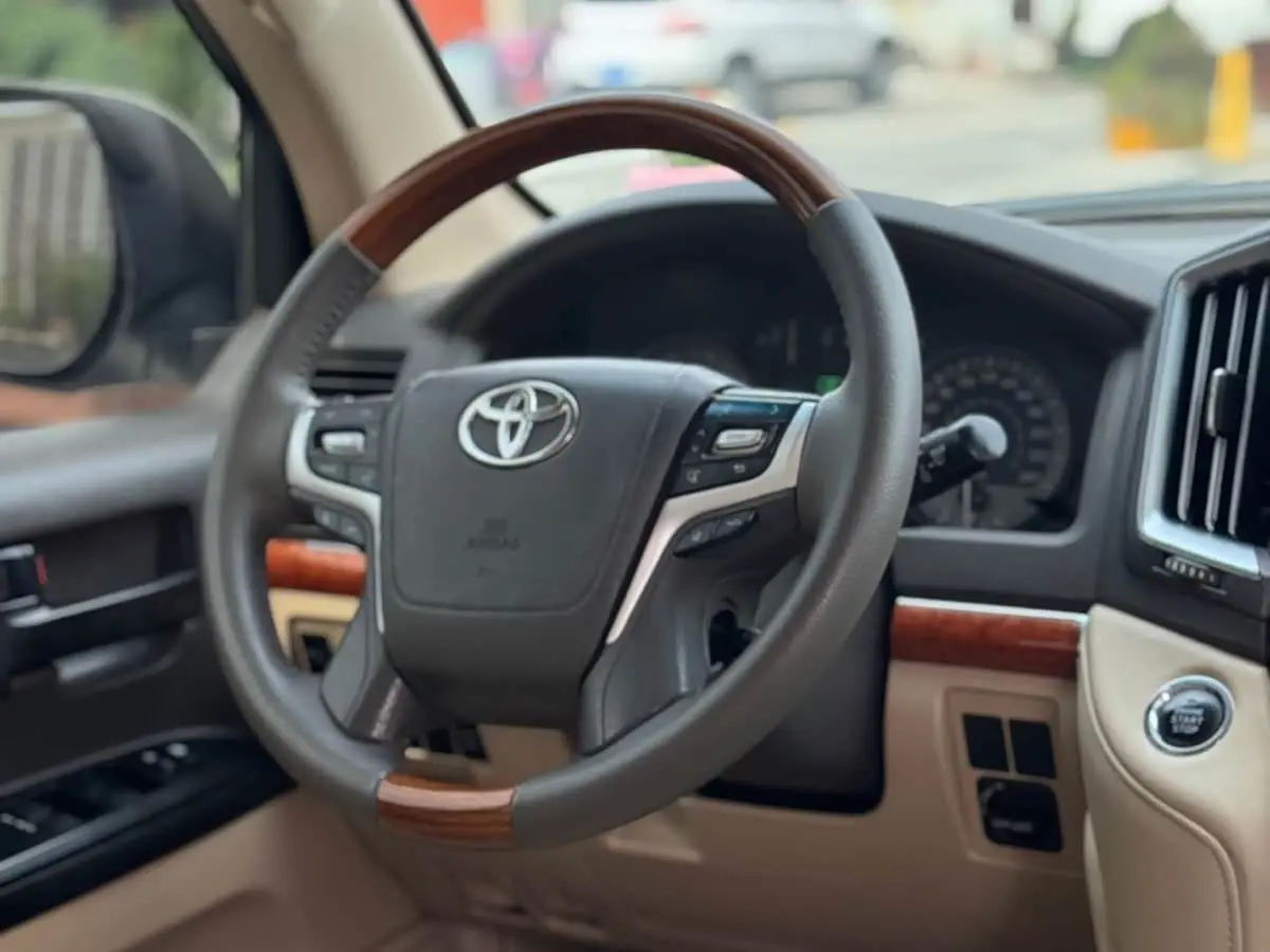 Toyota Land Cruiser 2015 — Photo 13/15