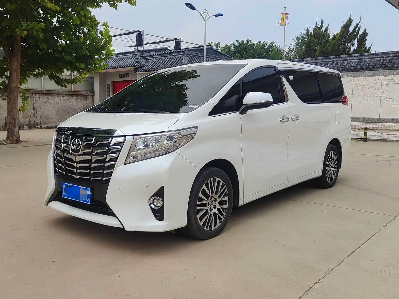 Toyota Alphard 2018 — Photo 1/16