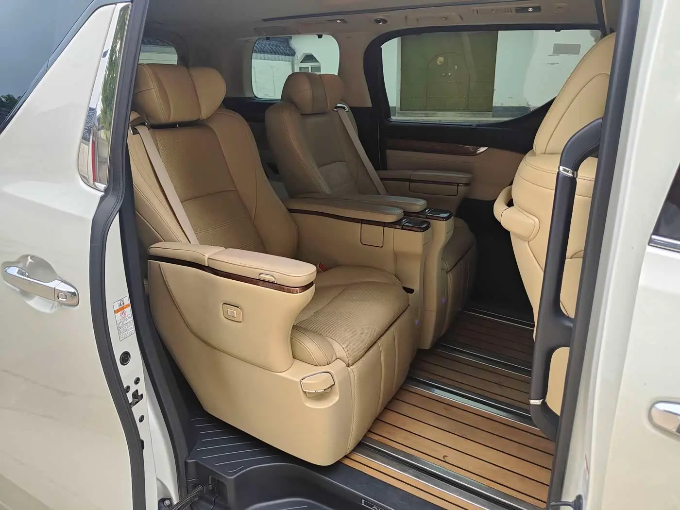 Toyota Alphard 2018 — Photo 10/16