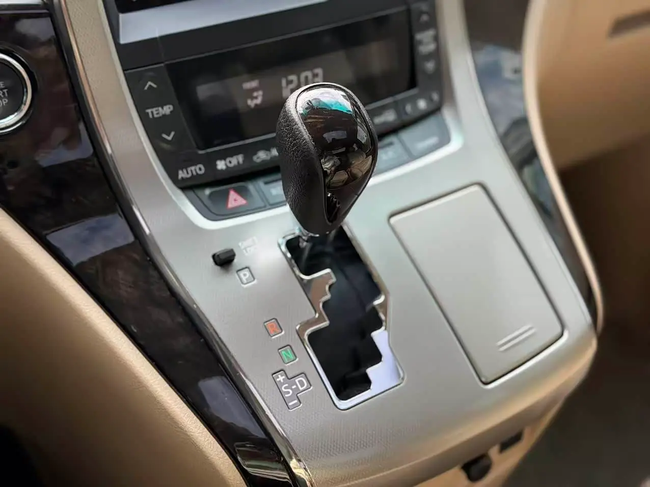 Toyota Alphard 2015 — Şəkil 19/20