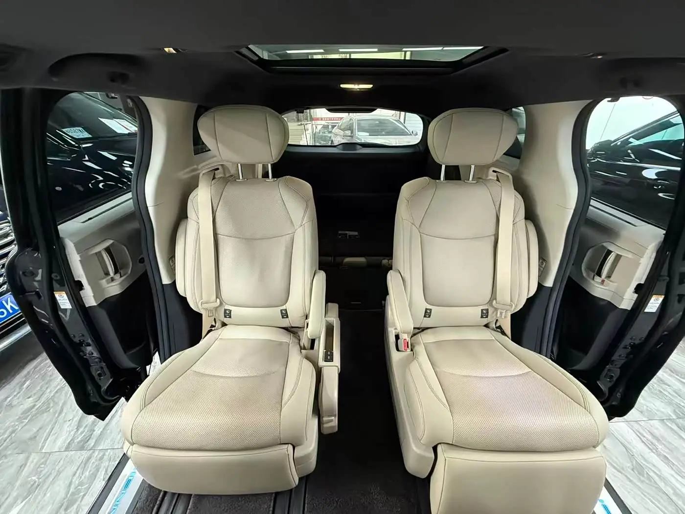 Toyota Sienna 2023 — Photo 7/12