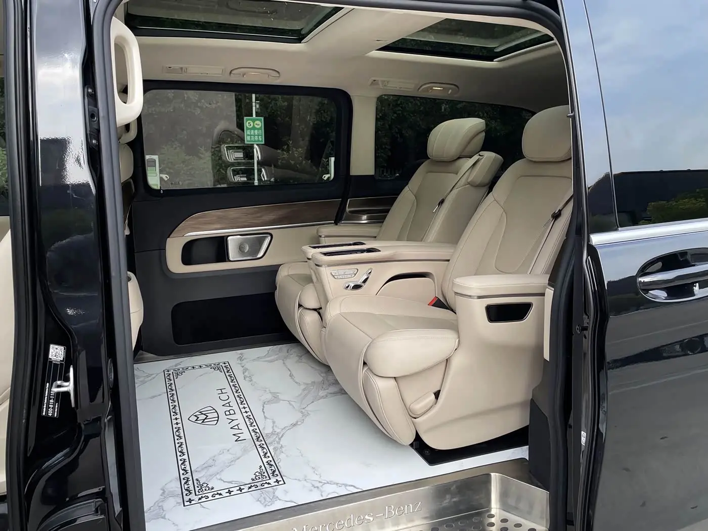 Mercedes-Benz V-Class 2023 — Photo 7/18
