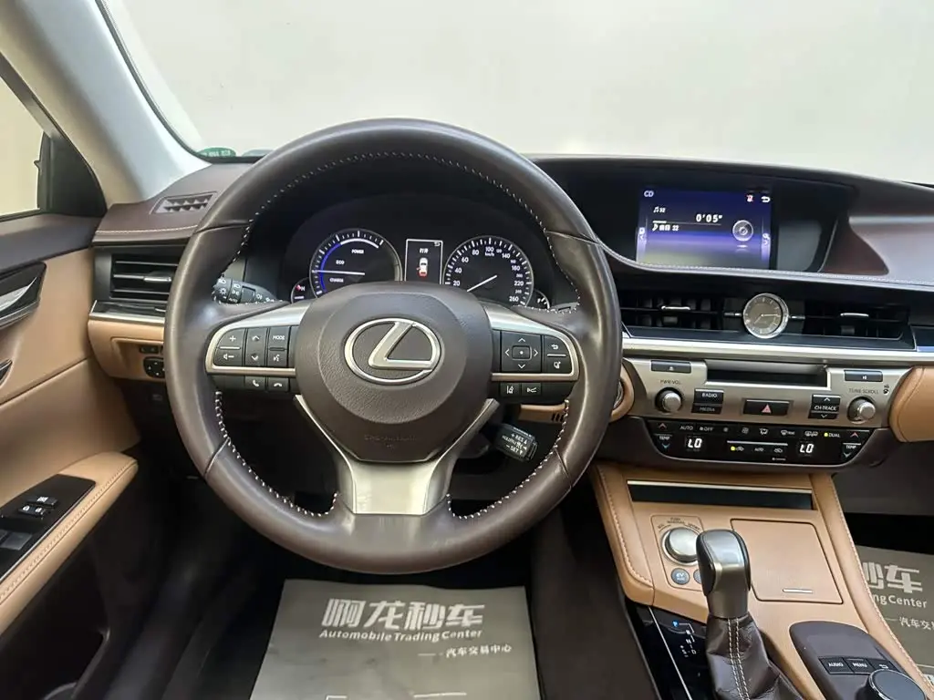 Lexus ES 2018 — Фото 7/14