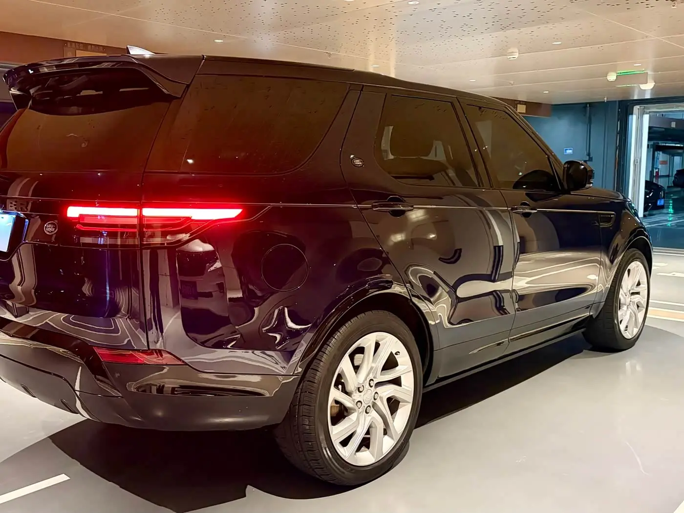 Land Rover Discovery 2018 — Photo 7/20