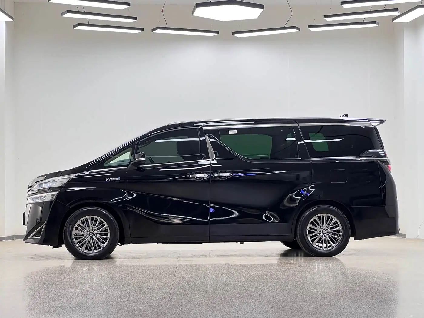 Toyota Vellfire 2022 — Photo 4/20