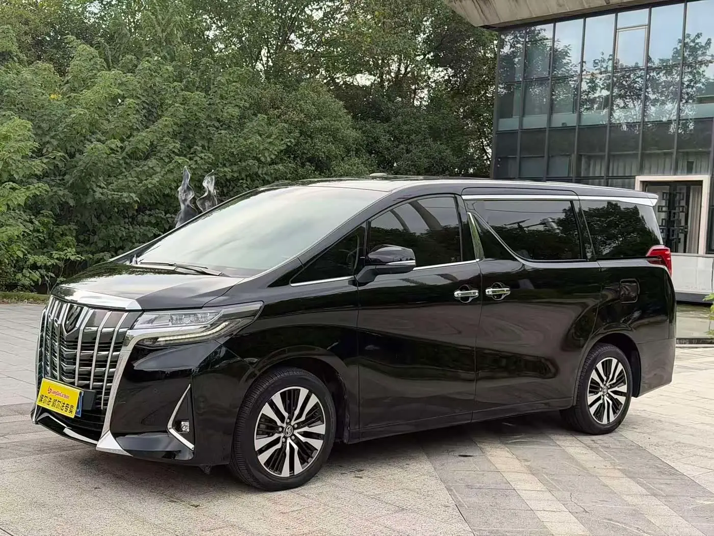 Toyota Alphard 2019 — Photo 1/13