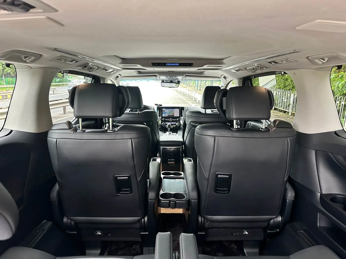 Toyota Vellfire 2023 — Photo 16/19