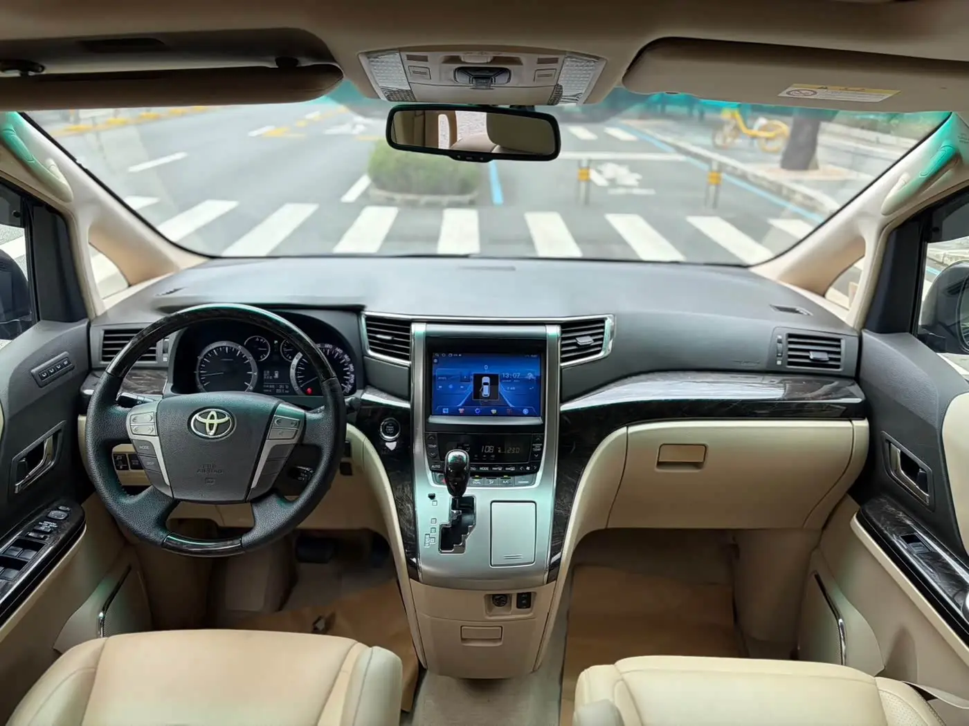 Toyota Alphard 2013 — Photo 10/12