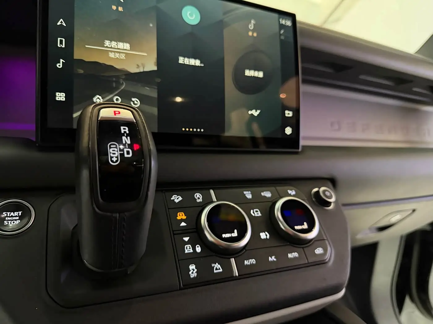 Land Rover Defender 2022 — Photo 11/16