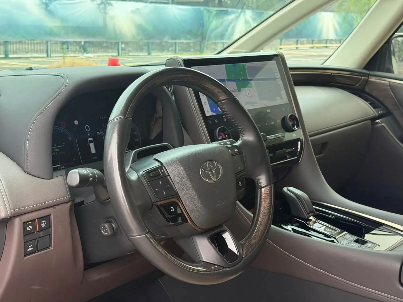 Toyota Alphard 2023 — Photo 9/18
