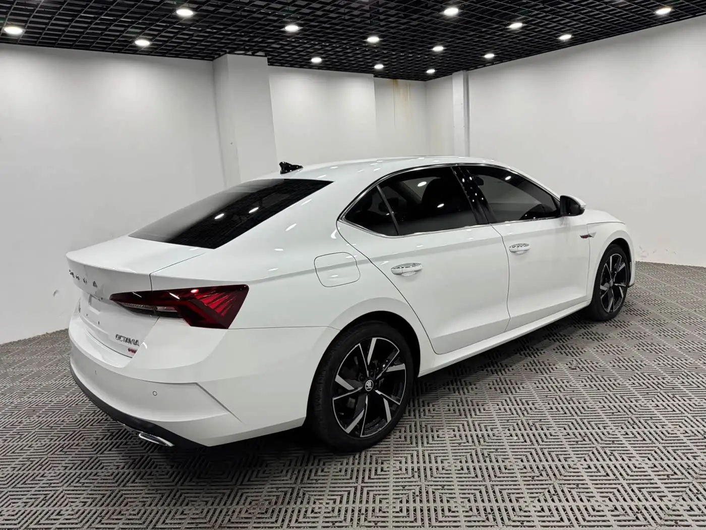 Škoda Octavia 2023 — Фото 7/9
