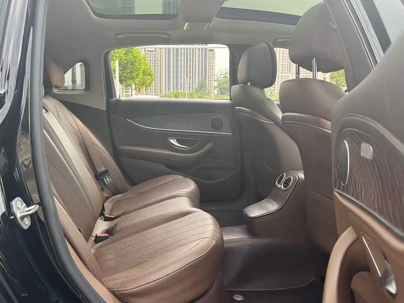 Mercedes-Benz E-Class 2023 — Photo 9/13