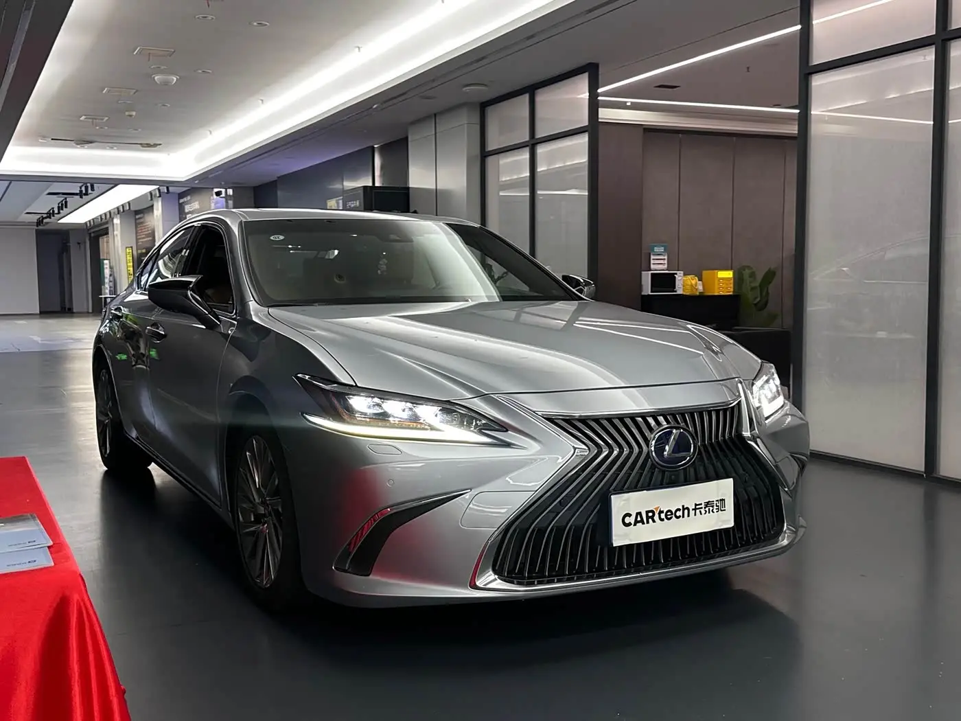 Lexus ES 2019 — Фото 3/20